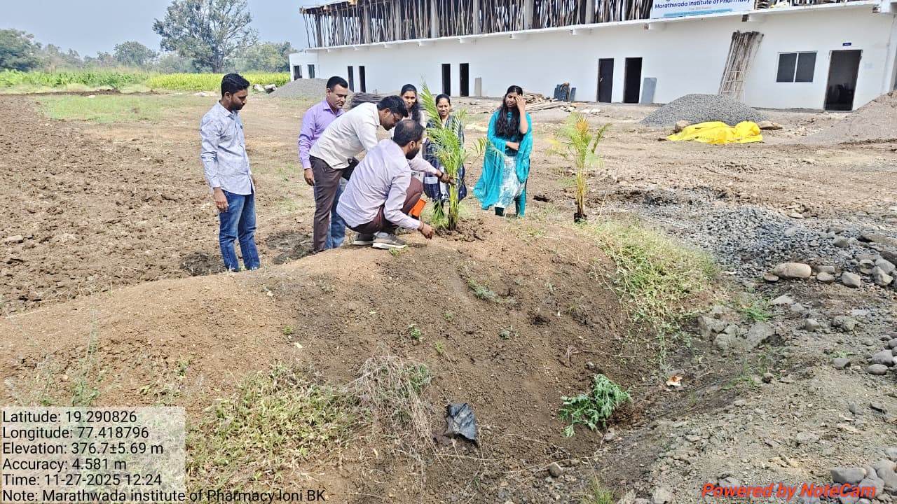 वृक्षारोपण कार्यक्रम — रोप लावताना